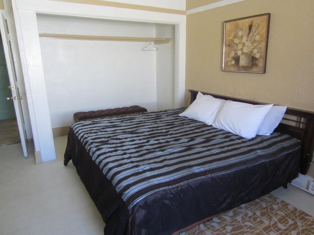 Monterey Inn Hotel Dream Suites Los Angeles Room photo